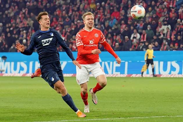Mainz, Deutschland 21. November 2025: 1. BL - 2025 2026 - FSV Mainz 05 vs. TSG 1899 Hoffenheim Im Bild: v. li. im Zweikampf Fisnik Asllani (Hoffenheim) gegen Lennard Maloney (Mainz). DFL regulations prohibit any use of photographs as image sequences and or quasi-video Mewa Arena Rheinland - Pfalz Copyright: xFotostandx xRacochax