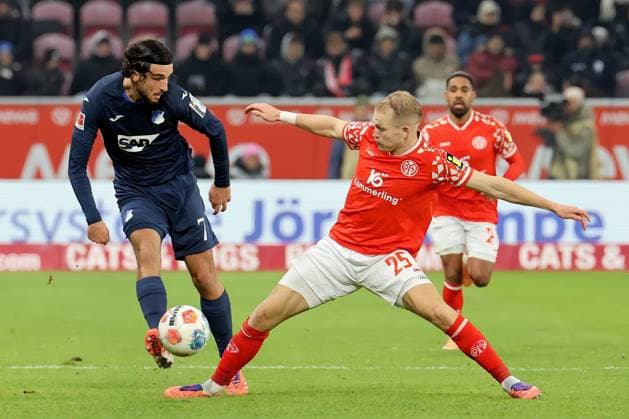 Mainz, Deutschland 21. November 2025: 1. BL - 2025 2026 - FSV Mainz 05 vs. TSG 1899 Hoffenheim Im Bild: v. li. im Zweikampf Leon Avdullahu (Hoffenheim) gegen Andreas Hanche-Olsen (Mainz). DFL regulations prohibit any use of photographs as image sequences and or quasi-video Mewa Arena Rheinland - Pfalz Copyright: xFotostandx xRacochax