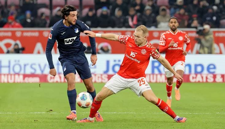 Mainz, Deutschland 21. November 2025: 1. BL - 2025 2026 - FSV Mainz 05 vs. TSG 1899 Hoffenheim Im Bild: v. li. im Zweikampf Leon Avdullahu (Hoffenheim) gegen Andreas Hanche-Olsen (Mainz). DFL regulations prohibit any use of photographs as image sequences and or quasi-video Mewa Arena Rheinland - Pfalz Copyright: xFotostandx xRacochax