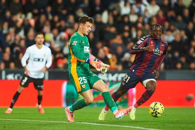 Julen Aguirrezabala (Valencia CF) during the LaLiga EA Sports match between Valencia CF and Levante UD at Estadio de Mestalla on December 21, 2025 in Valencia, Spain. (Photo by Maria Jose Segovia DeFodi Images)
