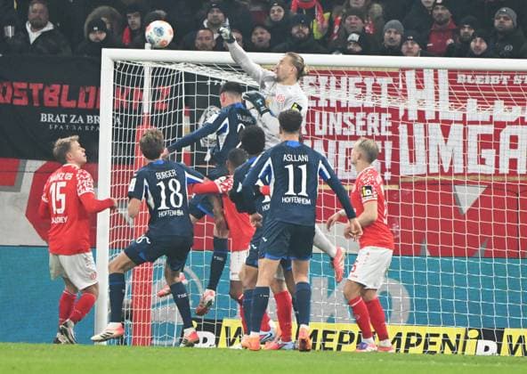 Fussball-Bundesliga - Saison 2025 2026 Mewa-Arena Mainz - 21.11.2025 1. FSV Mainz 05 (mz) - TSG Hoffenheim (hof) Torwart Robin ZENTNER (1. FSV Mainz 05) gegen drei Hoffenheimer DFL REGULATIONS PROHIBIT ANY USE OF PHOTOGRAPHS AS IMAGE SEQUENCES AND OR QUASI VIDEO EDITORIAL USE ONLY NATIONAL AND INTERNATIONAL NEWS AGENCIES OUT Fussball-Bundesliga - 1. FSV Mainz 05
