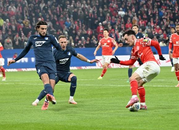 Fussball-Bundesliga - Saison 2025 2026 Mewa-Arena Mainz - 21.11.2025 1. FSV Mainz 05 (mz) - TSG Hoffenheim (hof) Paul NEBEL (1. FSV Mainz 05), re, Leon AVDULLAHU (TSG 1899 Hoffenheim), li, Vladimir COUFAL (TSG 1899 Hoffenheim), mi DFL REGULATIONS PROHIBIT ANY USE OF PHOTOGRAPHS AS IMAGE SEQUENCES AND OR QUASI VIDEO EDITORIAL USE ONLY NATIONAL AND INTERNATIONAL NEWS AGENCIES OUT Fussball-Bundesliga - 1. FSV Mainz 05