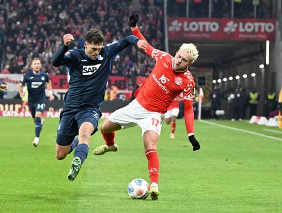Fussball-Bundesliga - Saison 2025 2026 Mewa-Arena Mainz - 21.11.2025 1. FSV Mainz 05 (mz) - TSG Hoffenheim (hof) Robin HRANAC (TSG 1899 Hoffenheim), li - Benedikt HOLLERBACH (1. FSV Mainz 05) DFL REGULATIONS PROHIBIT ANY USE OF PHOTOGRAPHS AS IMAGE SEQUENCES AND OR QUASI VIDEO EDITORIAL USE ONLY NATIONAL AND INTERNATIONAL NEWS AGENCIES OUT Fussball-Bundesliga - 1. FSV Mainz 05