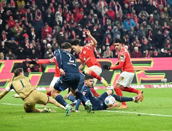 Fussball-Bundesliga - Saison 2025 2026 Mewa-Arena Mainz - 21.11.2025 1. FSV Mainz 05 (mz) - TSG Hoffenheim (hof) Durcheinander im Hoffenheimer Strafraum: v.li: Torwart Oliver BAUMANN (TSG 1899 Hoffenheim), Robin HRANAC (TSG 1899 Hoffenheim), Nadiem AMIRI(1. FSV Mainz 05) und Jae-Sung LEE(1. FSV Mainz 05) DFL REGULATIONS PROHIBIT ANY USE OF PHOTOGRAPHS AS IMAGE SEQUENCES AND OR QUASI VIDEO EDITORIAL USE ONLY NATIONAL AND INTERNATIONAL NEWS AGENCIES OUT Fussball-Bundesliga - 1. FSV Mainz 05