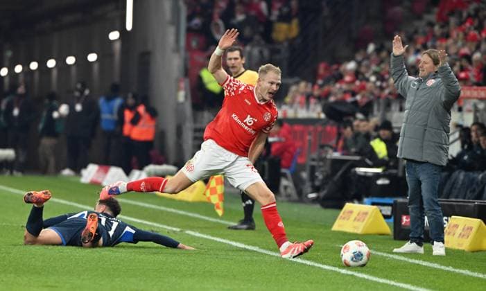 Fussball-Bundesliga - Saison 2025 2026 Mewa-Arena Mainz - 21.11.2025 1. FSV Mainz 05 (mz) - TSG Hoffenheim (hof) Andreas HANCHE-OLSEN (1. FSV Mainz 05), mi, Trainer Bo HENRIKSEN (1. FSV Mainz 05), re - Fisnik ASLLANI (TSG 1899 Hoffenheim), li DFL REGULATIONS PROHIBIT ANY USE OF PHOTOGRAPHS AS IMAGE SEQUENCES AND OR QUASI VIDEO EDITORIAL USE ONLY NATIONAL AND INTERNATIONAL NEWS AGENCIES OUT Fussball-Bundesliga - 1. FSV Mainz 05