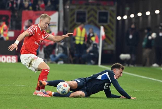 Fussball-Bundesliga - Saison 2025 2026 Mewa-Arena Mainz - 21.11.2025 1. FSV Mainz 05 (mz) - TSG Hoffenheim (hof) Andreas HANCHE-OLSEN (1. FSV Mainz 05), li - Fisnik ASLLANI (TSG 1899 Hoffenheim) DFL REGULATIONS PROHIBIT ANY USE OF PHOTOGRAPHS AS IMAGE SEQUENCES AND OR QUASI VIDEO EDITORIAL USE ONLY NATIONAL AND INTERNATIONAL NEWS AGENCIES OUT Fussball-Bundesliga - 1. FSV Mainz 05