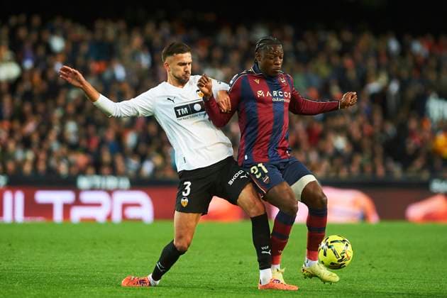 Jose Manuel Arias Copete (Valencia CF) and Etta Eyong (Levante UD) during the LaLiga EA Sports match between Valencia CF and Levante UD at Estadio de Mestalla on December 21, 2025 in Valencia, Spain. (Photo by Maria Jose Segovia DeFodi Images)