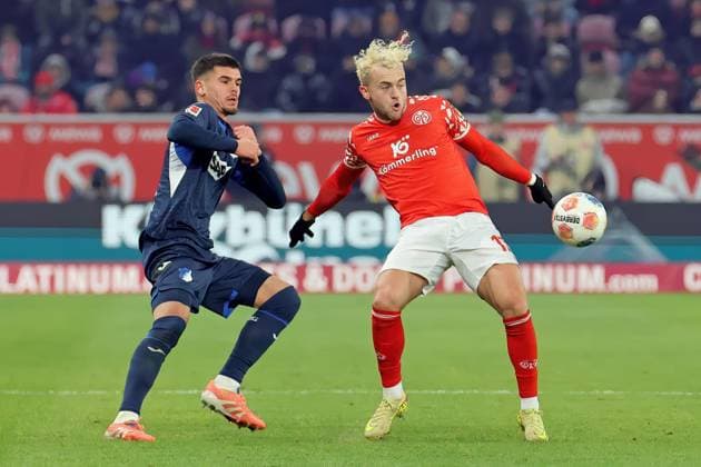 Mainz, Deutschland 21. November 2025: 1. BL - 2025 2026 - FSV Mainz 05 vs. TSG 1899 Hoffenheim Im Bild: v. li. im Zweikampf Albian Hajdari (Hoffenheim) gegen Benedikt Hollerbach (Mainz). DFL regulations prohibit any use of photographs as image sequences and or quasi-video Mewa Arena Rheinland - Pfalz Copyright: xFotostandx xRacochax
