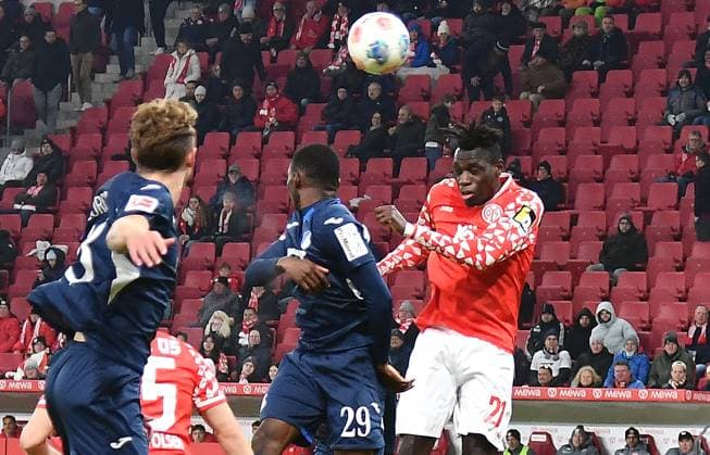 21.11.2025, xhbx, Fussball 1.Bundesliga, FSV Mainz 05 - TSG Hoffenheim v.l. Bazoumana Toure (TSG 1899 Hoffenheim), Danny da Costa (FSV Mainz 05) (DFL DFB REGULATIONS PROHIBIT ANY USE OF PHOTOGRAPHS as IMAGE SEQUENCES and or QUASI-VIDEO) Mainz