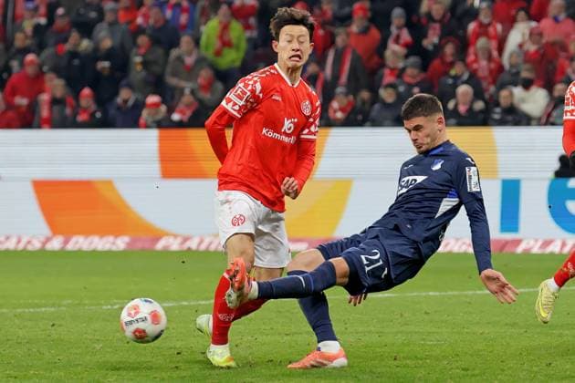 Mainz, Deutschland 21. November 2025: 1. BL - 2025 2026 - FSV Mainz 05 vs. TSG 1899 Hoffenheim Im Bild: v. li. im Zweikampf Jae-sung Lee (Mainz) gegen Albian Hajdari (Hoffenheim). DFL regulations prohibit any use of photographs as image sequences and or quasi-video Mewa Arena Rheinland - Pfalz Copyright: xFotostandx xRacochax