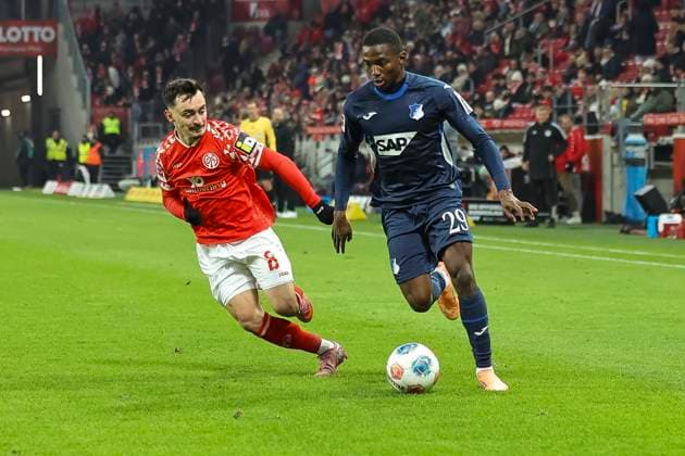 Paul Nebel (1.FSV Mainz, 08) und Bazoumana Toure (TSG Hoffenheim, 29) im Laufduell , Deutschland, Fussball, 1. Bundesliga, 11.Spieltag, 2025 2026, 1.FSV Mainz vs. TSG 1899 Hoffenheim, 21.11.2025, Mewa Arena, Mainz, Deutschland Mainz Mewa Arena Rheinland-Pfalz Deutschland Copyright: xGrantxHubbsx