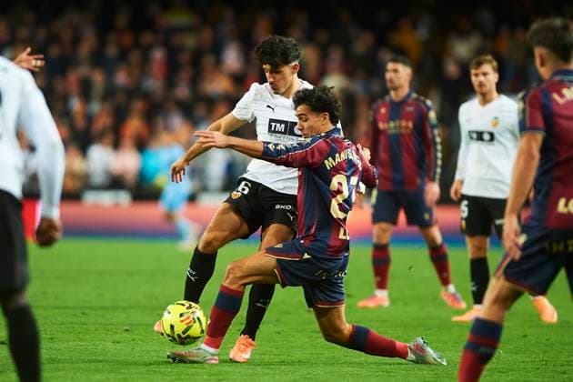 Diego Lopez (Valencia CF) and Manu Sanchez (Levante UD) during the LaLiga EA Sports match between Valencia CF and Levante UD at Estadio de Mestalla on December 21, 2025 in Valencia, Spain. (Photo by Maria Jose Segovia DeFodi Images)