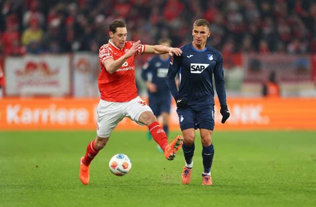21.11.2025, Fussball Bundesliga, 1. FSV Mainz 05 - TSG 1899 Hoffenheim, emonline, emspor, v.l., Dominik Kohr (FSV Mainz 05), Grischa Prömel (TSG 1899 Hoffenheim) DFL DFB REGULATIONS PROHIBIT ANY USE OF PHOTOGRAPHS AS IMAGE SEQUENCES AND OR QUASI-VIDEO. xdcx Copyright: HMBxMedia Claus