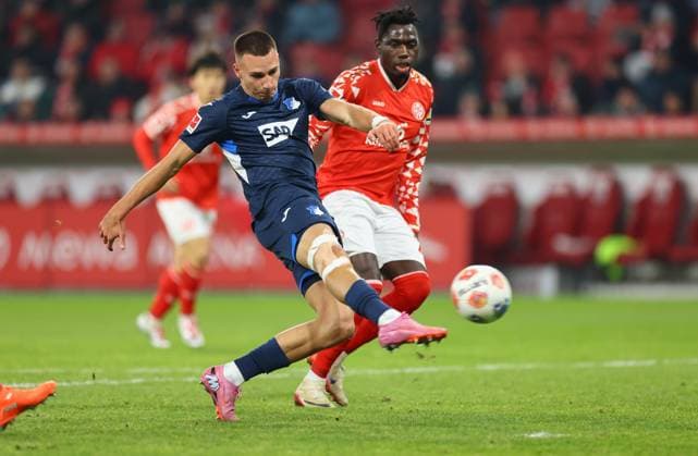 21.11.2025, Fussball Bundesliga, 1. FSV Mainz 05 - TSG 1899 Hoffenheim, emonline, emspor, v.l., Tim Lemperle (TSG 1899 Hoffenheim), Danny Da Costa (FSV Mainz 05) DFL DFB REGULATIONS PROHIBIT ANY USE OF PHOTOGRAPHS AS IMAGE SEQUENCES AND OR QUASI-VIDEO. xdcx Copyright: HMBxMedia Claus