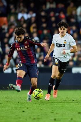 Valencia CF v Levante UD - LaLiga EA Sports VALENCIA, SPAIN - NOVEMBER 21: Manu Sanchez of Levante UD competes for the ball with Diego Lopez Left Winger of Valencia CF during to the LaLiga EA Sports match between Valencia CF and Levante UD Mestalla stadium on November 21, 2025 in Valencia, Spain. (Photo by Jose Torres Photo Players Images Magara Press) Valencia Estadio de Mestalla Spain Copyright: xJosexTorresx