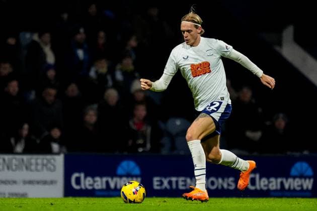 PRESTON, ENGLAND - NOVEMBER 21: Stefan Teitur Thordarson of Preston North End dribbles with the ball during the Sky Bet Championship match between Preston North End and Blackburn Rovers at the Deepdale Stadium on November 21, 2025 in Preston, England. (Photo by Rene Nijhuis) SPO  Copyright: xRenexNijhuis
