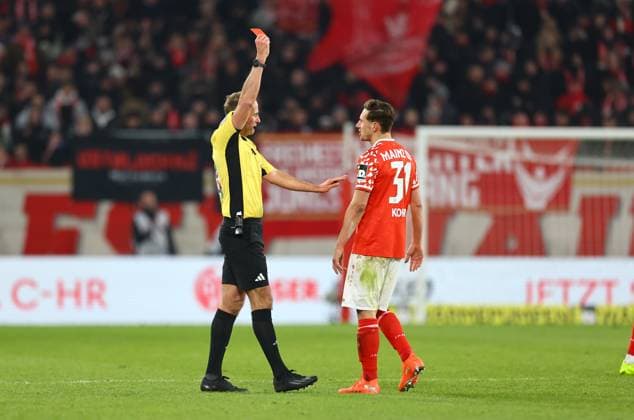 21.11.2025, Fussball Bundesliga, 1. FSV Mainz 05 - TSG 1899 Hoffenheim, emonline, emspor, v.l., Schiedsrichter Sascha Stegemann zeigt Dominik Kohr (FSV Mainz 05) die Rote Karte, red card for, Platzverweis, Game Misconduct DFL DFB REGULATIONS PROHIBIT ANY USE OF PHOTOGRAPHS AS IMAGE SEQUENCES AND OR QUASI-VIDEO. xdcx Copyright: HMBxMedia Claus
