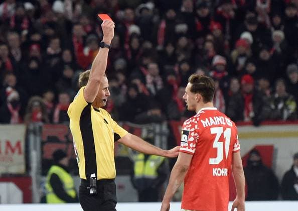 21.11.2025, xhbx, Fussball 1.Bundesliga, FSV Mainz 05 - TSG Hoffenheim v.l. Sascha Stegemann (DFB Schiedsrichter) Rote Karte für, red card for, Platzverweis, Game Misconduct Dominik Kohr (FSV Mainz 05) (DFL DFB REGULATIONS PROHIBIT ANY USE OF PHOTOGRAPHS as IMAGE SEQUENCES and or QUASI-VIDEO) Mainz