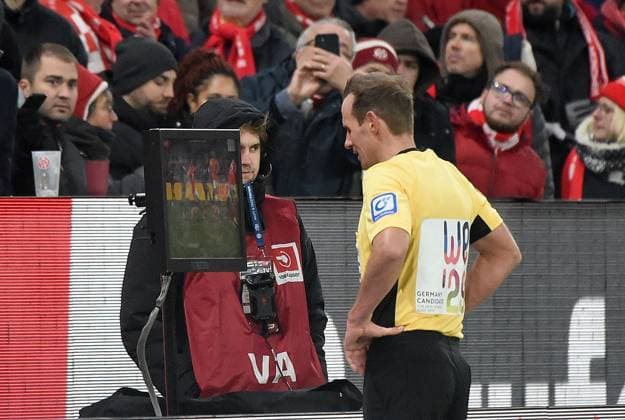 21.11.2025, xhbx, Fussball 1.Bundesliga, FSV Mainz 05 - TSG Hoffenheim v.l. Sascha Stegemann (DFB Schiedsrichter), Videobeweis, VAR, Videoentscheid (DFL DFB REGULATIONS PROHIBIT ANY USE OF PHOTOGRAPHS as IMAGE SEQUENCES and or QUASI-VIDEO) Mainz