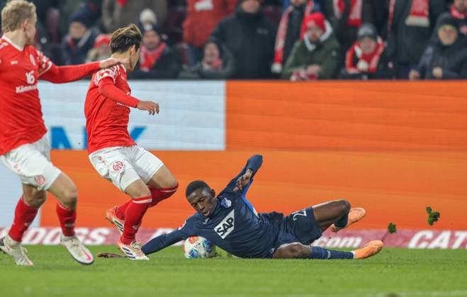 DEU, Mainz, FSV Mainz 05 vs TSG Hoffenheim, Bundesliga, DFB, MEWA Arena, Saison 2526, 11. Spieltag, im Bild v.l.n.r: Kaishū Sano (Mainz 05 6), Bazoumana Tourà (TSG Hoffenheim 29) DFB DFL REGULATIONS PROHIBIT ANY USE OF PHOTOGRAPHS AS IMAGE SEQUENCES AND OR QUASI-VIDEO, 21.11.2025 Copyright: HMBxMedia HendrikxHamelau