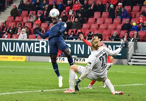 21.11.2025, xhbx, Fussball 1.Bundesliga, FSV Mainz 05 - TSG Hoffenheim v.l. Ihlas Bebou (TSG 1899 Hoffenheim), Robin Zentner (FSV Mainz 05) (DFL DFB REGULATIONS PROHIBIT ANY USE OF PHOTOGRAPHS as IMAGE SEQUENCES and or QUASI-VIDEO) Mainz