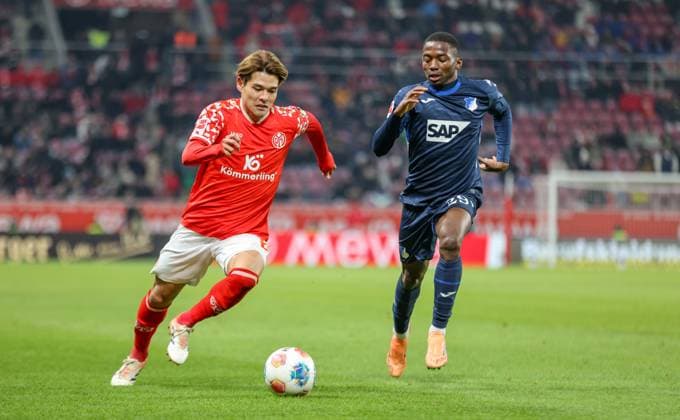 DEU, Mainz, FSV Mainz 05 vs TSG Hoffenheim, Bundesliga, DFB, MEWA Arena, Saison 2526, 11. Spieltag, im Bild v.l.n.r: Kaishū Sano (Mainz 05 6), Bazoumana Tourà (TSG Hoffenheim 29) DFB DFL REGULATIONS PROHIBIT ANY USE OF PHOTOGRAPHS AS IMAGE SEQUENCES AND OR QUASI-VIDEO, 21.11.2025 Copyright: HMBxMedia HendrikxHamelau