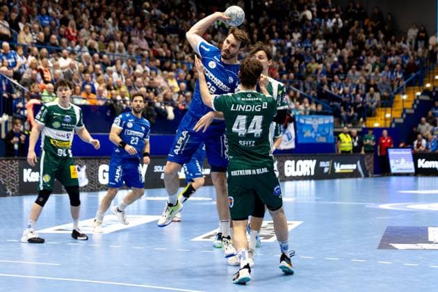 21.11.2025, xkwix, Handball, 1. Handball-Bundesliga, DAIKIN HBL 2025 26, TBV Lemgo Lippe - ThSV Eisenach, PHOENIX CONTACT Arena: Hendrik Wagner (TBV Lemgo Lippe 28) im Zweikampf beim Torwurf gegen Stephan Seitz (ThSV Eisenach 44) NRW Deutschland