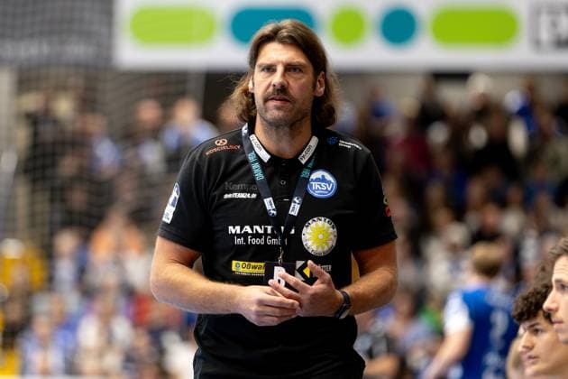 21.11.2025, xkwix, Handball, 1. Handball-Bundesliga, DAIKIN HBL 2025 26, TBV Lemgo Lippe - ThSV Eisenach, PHOENIX CONTACT Arena: Sebastian Hinze (ThSV Eisenach Cheftrainer) NRW Deutschland