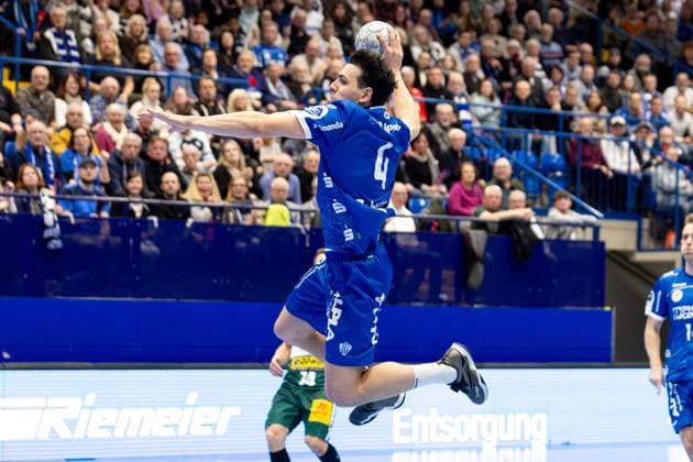 21.11.2025, xkwix, Handball, 1. Handball-Bundesliga, DAIKIN HBL 2025 26, TBV Lemgo Lippe - ThSV Eisenach, PHOENIX CONTACT Arena: Samuel Zehnder (TBV Lemgo Lippe 4) beim Torwurf NRW Deutschland