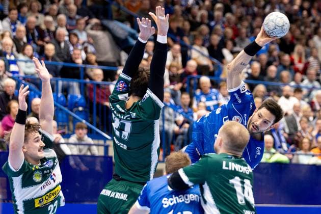 21.11.2025, xkwix, Handball, 1. Handball-Bundesliga, DAIKIN HBL 2025 26, TBV Lemgo Lippe - ThSV Eisenach, PHOENIX CONTACT Arena: Tim Suton (TBV Lemgo Lippe 23) im Torwurf und Philipp Meyer (ThSV Eisenach 27), Peter Walz (ThSV Eisenach 14) und Felix Aellen (ThSV Eisenach 22) versuchen zu blocken NRW Deutschland *** 21 11 2025, xkwix, Handball, 1 Handball Bundesliga, DAIKIN HBL 2025 26, TBV Lemgo Lippe ThSV Eisenach, PHOENIX CONTACT Arena Tim Suton TBV Lemgo Lippe 23 in goal throw and Philipp Meyer ThSV Eisenach 27 , Peter Walz ThSV Eisenach 14 and Felix Aellen ThSV Eisenach 22 try to block NRW Germany