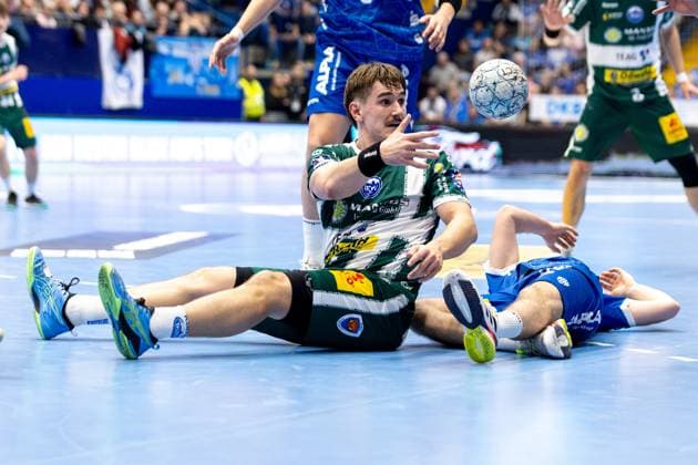 21.11.2025, xkwix, Handball, 1. Handball-Bundesliga, DAIKIN HBL 2025 26, TBV Lemgo Lippe - ThSV Eisenach, PHOENIX CONTACT Arena: Felix Aellen (ThSV Eisenach 22) nach einem Zweikampf am Boden NRW Deutschland