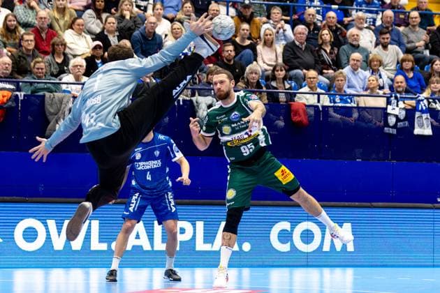 21.11.2025, xkwix, Handball, 1. Handball-Bundesliga, DAIKIN HBL 2025 26, TBV Lemgo Lippe - ThSV Eisenach, PHOENIX CONTACT Arena: Alexander Saul (ThSV Eisenach 95) im Torwurf gegen Constantin Möstl (TBV Lemgo Lippe 1) der den Ball hält NRW Deutschland