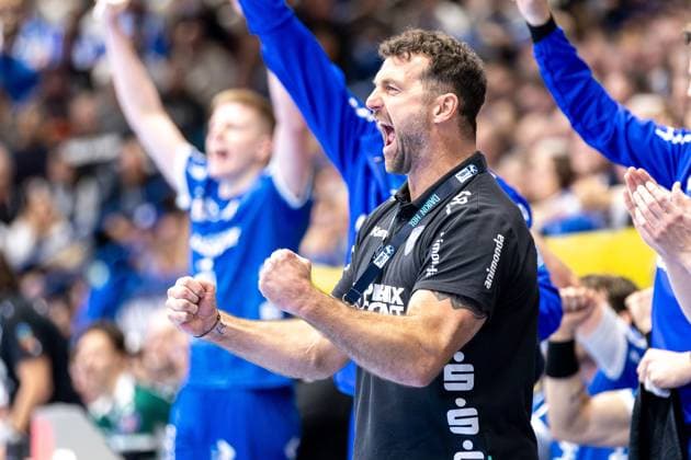21.11.2025, xkwix, Handball, 1. Handball-Bundesliga, DAIKIN HBL 2025 26, TBV Lemgo Lippe - ThSV Eisenach, PHOENIX CONTACT Arena: Florian Kehrmann (TBV Lemgo Lippe Cheftrainer) beim Jubeln NRW Deutschland