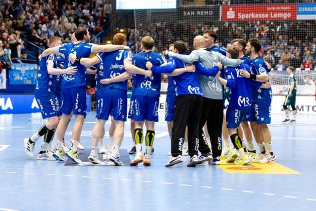 21.11.2025, xkwix, Handball, 1. Handball-Bundesliga, DAIKIN HBL 2025 26, TBV Lemgo Lippe - ThSV Eisenach, PHOENIX CONTACT Arena: Das Team aus Lemgo nach Abpfiff im Spielerkreis NRW Deutschland