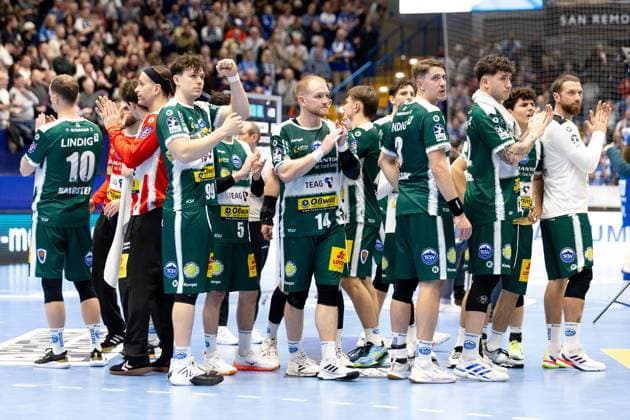 21.11.2025, xkwix, Handball, 1. Handball-Bundesliga, DAIKIN HBL 2025 26, TBV Lemgo Lippe - ThSV Eisenach, PHOENIX CONTACT Arena: Die Mannschaft aus Eisenach beklatscht die Fans nach Abpfiff NRW Deutschland