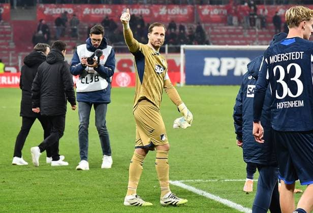21.11.2025, xhbx, Fussball 1.Bundesliga, FSV Mainz 05 - TSG Hoffenheim v.l. Oliver Baumann (TSG 1899 Hoffenheim) nach den Spiel bei den Fans (DFL DFB REGULATIONS PROHIBIT ANY USE OF PHOTOGRAPHS as IMAGE SEQUENCES and or QUASI-VIDEO) Mainz