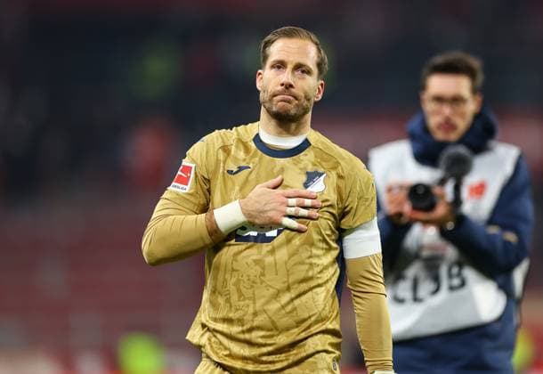 21.11.2025, Fussball Bundesliga, 1. FSV Mainz 05 - TSG 1899 Hoffenheim, emonline, emspor, v.l., Torwart Oliver Baumann (TSG 1899 Hoffenheim) wird von den Fans nach seinem 500. Pflichtspiel gefeiert DFL DFB REGULATIONS PROHIBIT ANY USE OF PHOTOGRAPHS AS IMAGE SEQUENCES AND OR QUASI-VIDEO. xdcx *** 21 11 2025, Soccer Bundesliga, 1 FSV Mainz 05 TSG 1899 Hoffenheim, emonline, emspor, v l , Goalkeeper Oliver Baumann TSG 1899 Hoffenheim is celebrated by the fans after his 500 competitive match DFL DFB REGULATIONS PROHIBIT ANY USE OF PHOTOGRAPHS AS IMAGE SEQUENCES AND OR QUASI VIDEO xdcx Copyright: HMBxMedia Claus