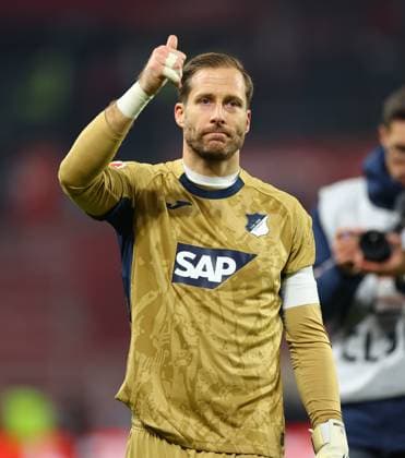 21.11.2025, Fussball Bundesliga, 1. FSV Mainz 05 - TSG 1899 Hoffenheim, emonline, emspor, v.l., Torwart Oliver Baumann (TSG 1899 Hoffenheim) wird von den Fans nach seinem 500. Pflichtspiel gefeiert DFL DFB REGULATIONS PROHIBIT ANY USE OF PHOTOGRAPHS AS IMAGE SEQUENCES AND OR QUASI-VIDEO. xdcx