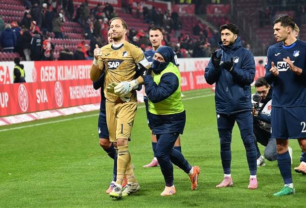 21.11.2025, xhbx, Fussball 1.Bundesliga, FSV Mainz 05 - TSG Hoffenheim v.l. Oliver Baumann (TSG 1899 Hoffenheim) nach den Spiel bei den Fans (DFL DFB REGULATIONS PROHIBIT ANY USE OF PHOTOGRAPHS as IMAGE SEQUENCES and or QUASI-VIDEO) Mainz