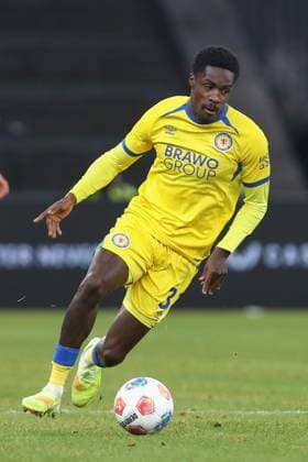 21.11.2025, xtgx, Fussball - 2.Bundesliga Hertha BSC Berlin - Eintracht Braunschweig emspor, v.l. Christian Conteh (Braunschweig, 32) am Ball, plays the ball (DFL DFB REGULATIONS PROHIBIT ANY USE OF PHOTOGRAPHS as IMAGE SEQUENCES and or QUASI-VIDEO) Berlin