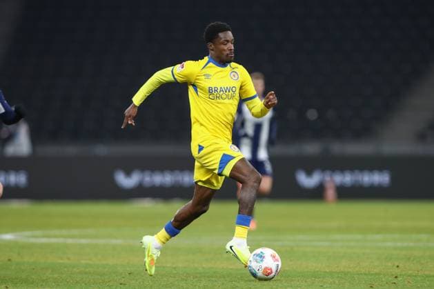 21.11.2025, xtgx, Fussball - 2.Bundesliga Hertha BSC Berlin - Eintracht Braunschweig emspor, v.l. Christian Conteh (Braunschweig, 32) am Ball, plays the ball (DFL DFB REGULATIONS PROHIBIT ANY USE OF PHOTOGRAPHS as IMAGE SEQUENCES and or QUASI-VIDEO) Berlin