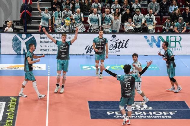 Die Spieler von den Powervolleys Düren jubeln über einen Punkt, Jubel, celebrate the point, celebration, Action, Aktion, 21.11.2025, Düren (Deutschland), Volleyball, 1. Bundesliga Männer, SWD Powervolleys Düren - SVG Lüneburg