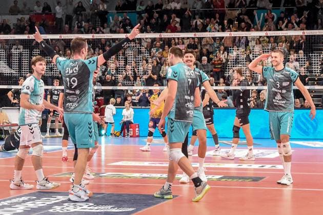 Die Spieler von den Powervolleys Düren jubeln über einen Punkt, Jubel, celebrate the point, celebration, Action, Aktion, 21.11.2025, Düren (Deutschland), Volleyball, 1. Bundesliga Männer, SWD Powervolleys Düren - SVG Lüneburg
