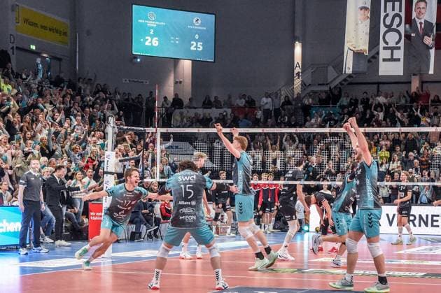 Die Spieler von den Powervolleys Düren jubeln über einen Punkt, Jubel, celebrate the point, celebration, Action, Aktion, 21.11.2025, Düren (Deutschland), Volleyball, 1. Bundesliga Männer, SWD Powervolleys Düren - SVG Lüneburg