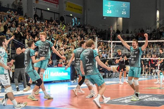 Die Spieler von den Powervolleys Düren jubeln über einen Punkt, Jubel, celebrate the point, celebration, Action, Aktion, 21.11.2025, Düren (Deutschland), Volleyball, 1. Bundesliga Männer, SWD Powervolleys Düren - SVG Lüneburg