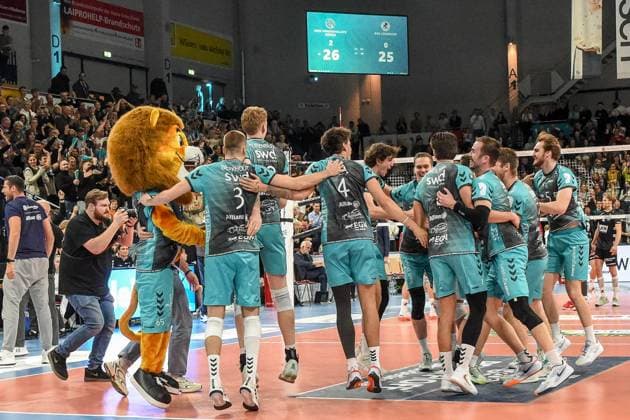 Die Spieler von den Powervolleys Düren jubeln über einen Punkt, Jubel, celebrate the point, celebration, Action, Aktion, 21.11.2025, Düren (Deutschland), Volleyball, 1. Bundesliga Männer, SWD Powervolleys Düren - SVG Lüneburg
