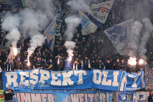 Mainz, Deutschland 21. November 2025: 1. BL - 2025 2026 - FSV Mainz 05 vs. TSG 1899 Hoffenheim Im Bild: Hoffenheimer Fans feiern Oliver Baumanns 500. Ligaspiel mit Transparent und Pyro. DFL regulations prohibit any use of photographs as image sequences and or quasi-video Mewa Arena Rheinland - Pfalz Copyright: xFotostandx xRacochax