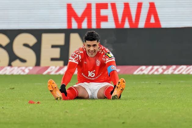 Mainz, Deutschland 21. November 2025: 1. BL - 2025 2026 - FSV Mainz 05 vs. TSG 1899 Hoffenheim Im Bild: Nadiem Amiri (Mainz) sitzt erschöpft und abgekämpft nach dem Schluspfiff auf dem Spielfeld. DFL regulations prohibit any use of photographs as image sequences and or quasi-video Mewa Arena Rheinland - Pfalz Copyright: xFotostandx xRacochax