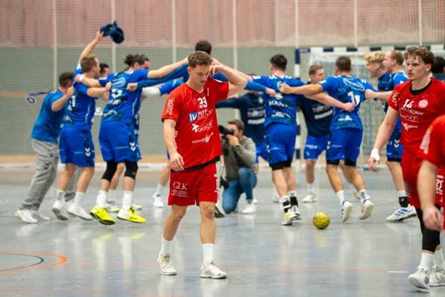 Handball I Herren I Saison 2025-2026 I 3. Liga I 12. Spieltag I TV Bittenfeld 2 - TSV Neuhausen Filder 1898 I 21.11.2025 Lukas Fischer (33, TSV Neuhausen) enttäuscht nach der Niederlage, im Hintergrund feiert Bittenfeld den Sieg Waiblingen Gemeindehalle Bittenfeld Baden-Württemberg Deutschland Copyright: xLobeca MaxxPetershansx