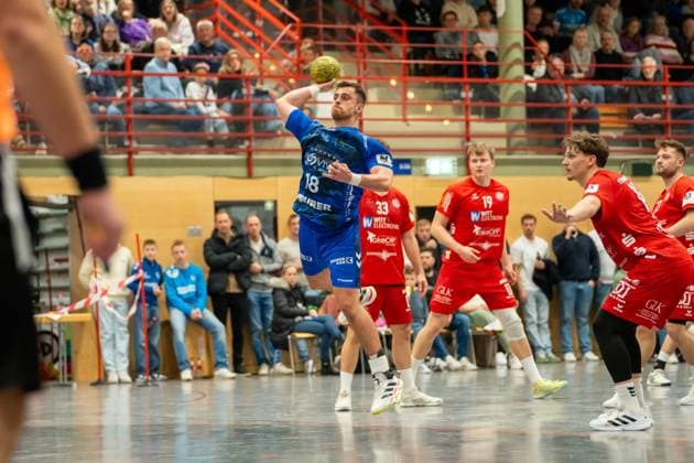 Handball I Herren I Saison 2025-2026 I 3. Liga I 12. Spieltag I TV Bittenfeld 2 - TSV Neuhausen Filder 1898 I 21.11.2025 Alexander Bischoff (18, TV Bittenfeld 2) im Wurf Waiblingen Gemeindehalle Bittenfeld Baden-Württemberg Deutschland Copyright: xLobeca MaxxPetershansx